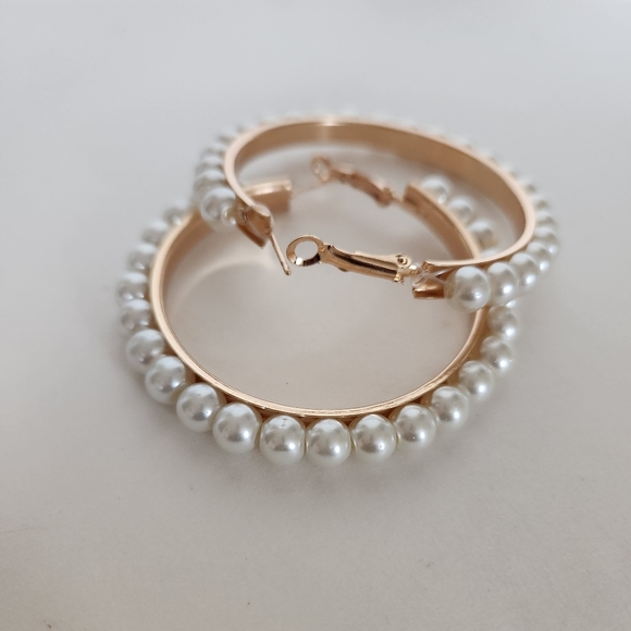 NWT Gold pearl hopp earrings - Picture 2 of 4